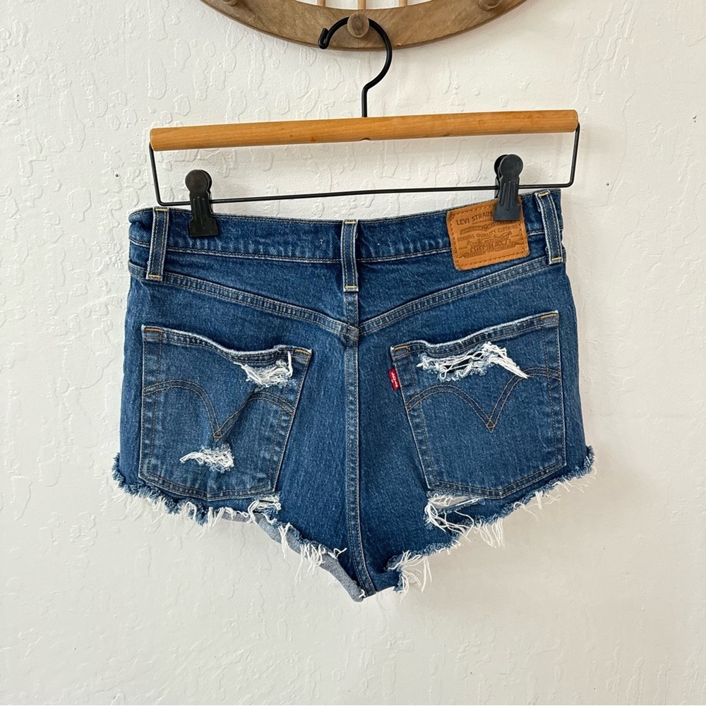 Levi’s Ribcage Short Size 30 Distressed Short Shorts Medium Wash - Picture 5 of 11